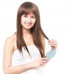 クシで髪の毛をとかす外国人の女性｜フリー写真素材・無料ダウンロード-ぱくたそ