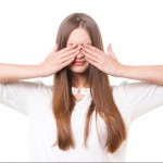 目を隠したブロンド髪の女性｜フリー写真素材・無料ダウンロード-ぱくたそ