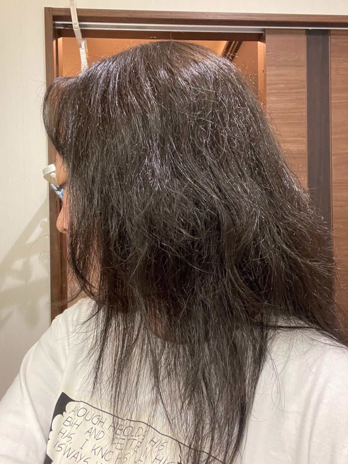 髪が重たくて、多くてボリュームがでて困っているクセがあって、髪を梳かれしまっている状態